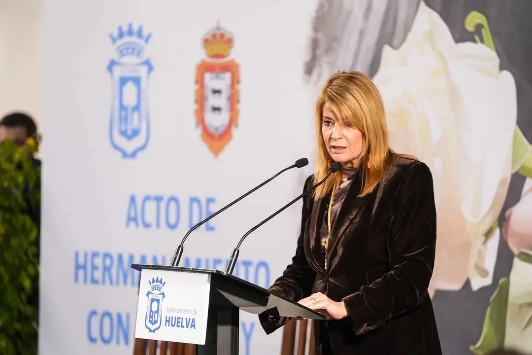 Imagen de archivo de la alcaldesa de Huelva, Pilar Miranda, durante el acto de hermanamiento entre los municipios de Huelva y Adamuz tras el accidente ferroviario. 