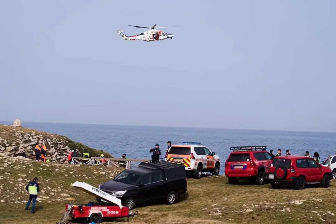 Equipos de rescate y servicios de emergencias trabajan en el lugar de los hechos, la playa de El Bocal, a 4 de marzo de 2026, en Santander, Cantabria (Espa&ntilde;a). El dispositivo desplegado tras colapsar ayer por la tarde la pasarela de la playa El Bocal, en 