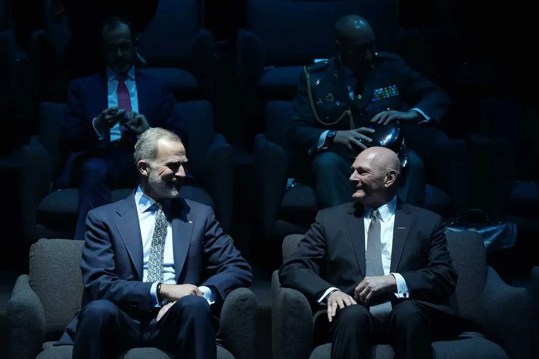 El Rey Felipe VI (i), y el CEO y director ejecutivo de GSMA Ltd., John Hoffman (d), durante la inauguraci&oacute;n del Mobile World Congress Barcelona 2026.