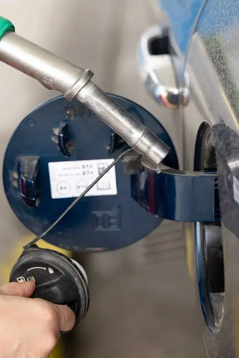 Repostaje en una gasolinera