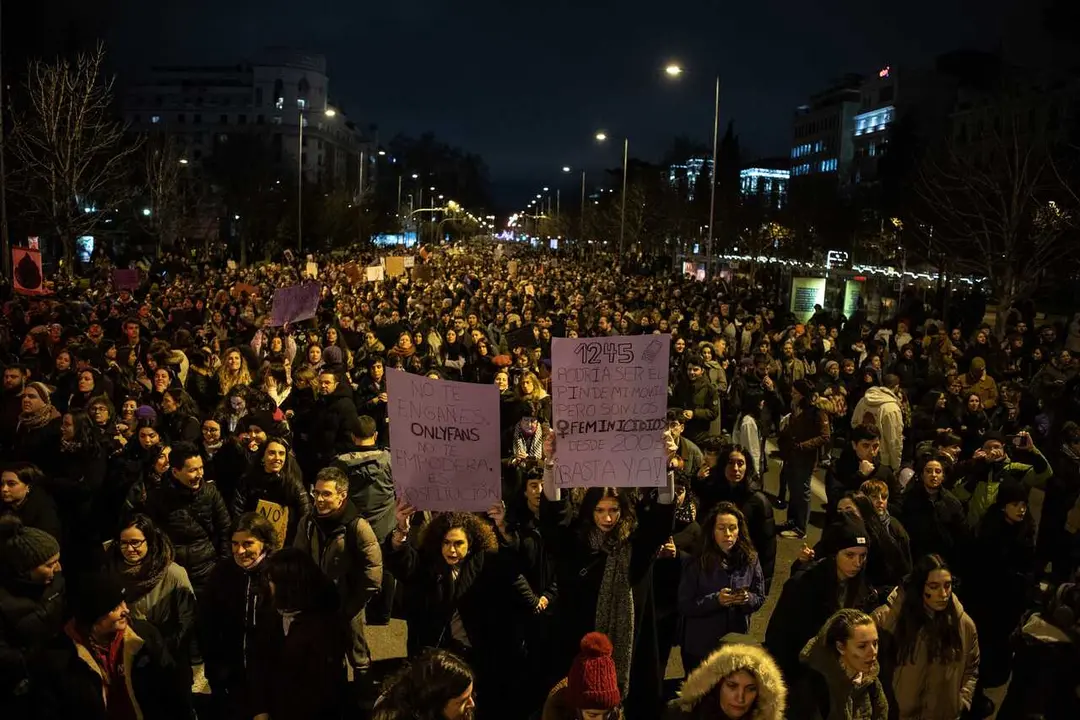 Archivo - Cientos de mujeres durante la manifestaci&oacute;n convocada por la Comisi&oacute;n 8M por el D&iacute;a Internacional de la Mujer, a 8 de marzo de 2024, en Madrid (Espa&ntilde;a). 