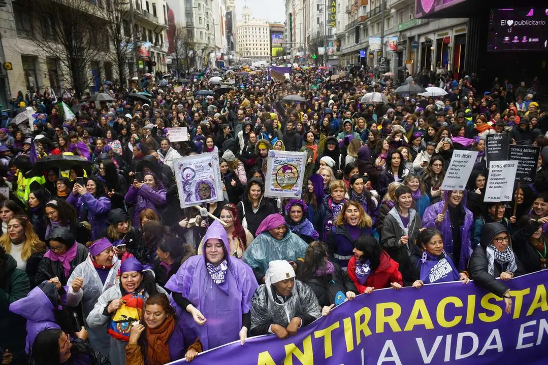 Archivo - Cientos de personas durante la manifestaci&oacute;n convocada por la Comisi&oacute;n 8M por el D&iacute;a de la Mujer, a 8 de marzo de 2025, en Madrid (Espa&ntilde;a). 