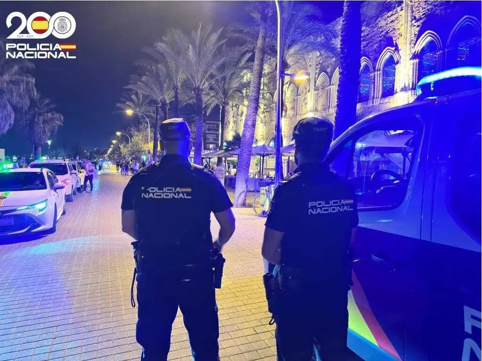 Dos agentes de la Polic&iacute;a Nacional, en Eivissa.