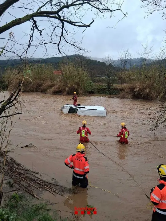 Buscan al conductor de un coche encontrado en una riera en Llinars (Barcelona) durante el temporal