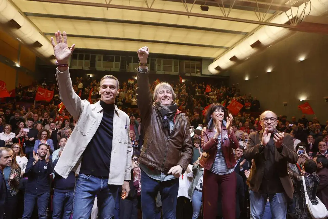 (I-D) El secretario general del PSOE y presidente del Gobierno, Pedro S&aacute;nchez, junto al candidato del PSOE a la Presidencia de la Junta, Carlos Mart&iacute;nez, y la ministra de Igualdad, Ana Redondo, durante un acto p&uacute;blico en el Palacio de la Audiencia