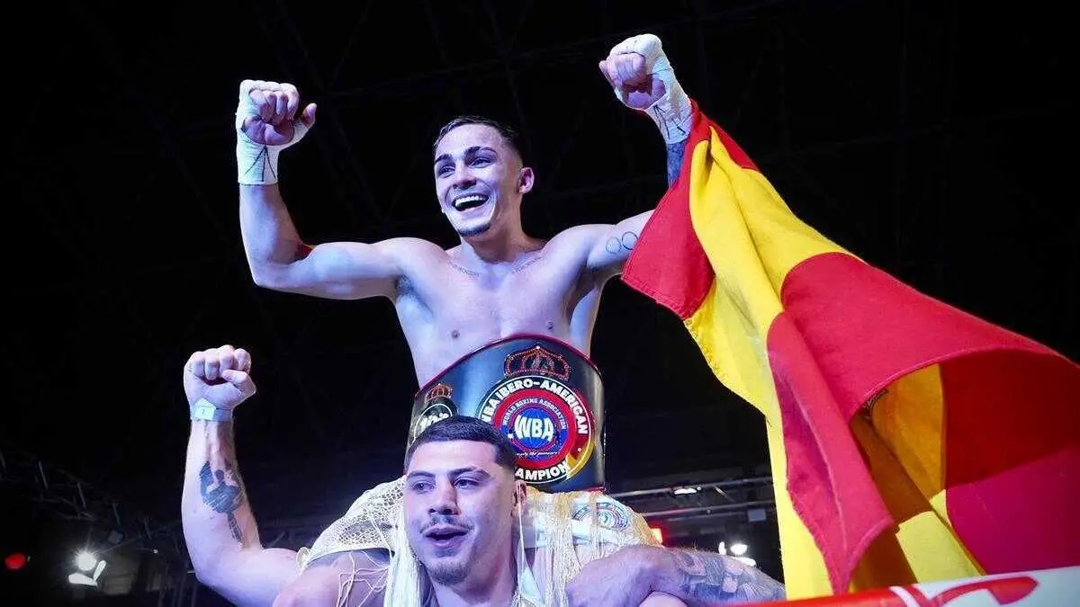 Rafa Lozano Jr. celebra su victoria tras conquistar el cintur&oacute;n Iberoamericano en el pabell&oacute;n de Vista Alegre, en C&oacute;rdoba.