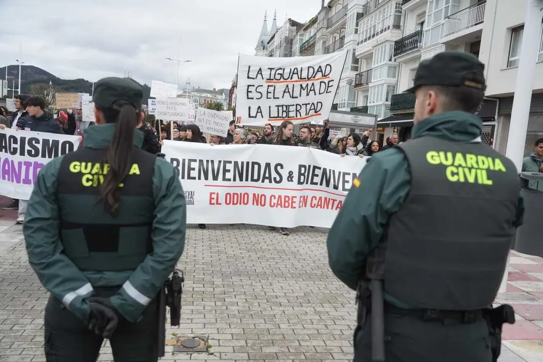 Tensi&oacute;n en Castro por la coincidencia de las manifestaciones a favor y en contra del centro de acogida de menores