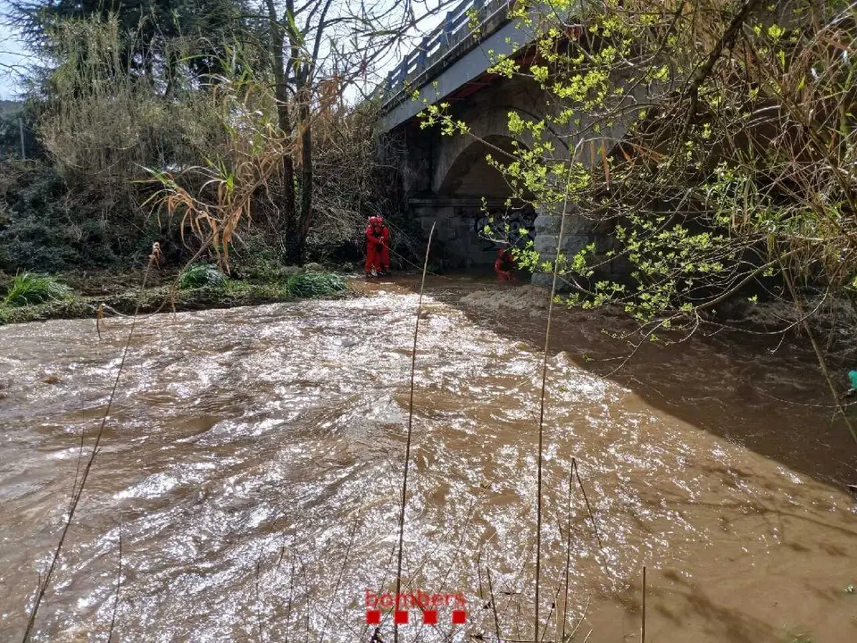 Submarinistas peinan la zona para tratar de encontrar al desaparecido en Llinars del Vall&egrave;s (Barcelona)