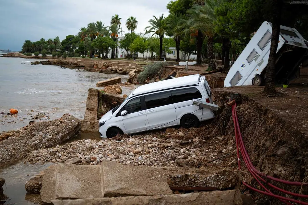 Archivo - Dos coches arrastrados por la lluvia, a 13 de octubre de 2025, en Alcanar, Tarragona, Catalunya (Espa&ntilde;a). 