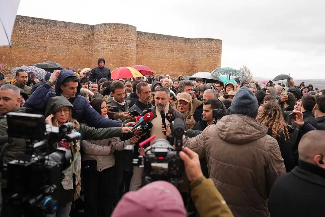 El l&iacute;der de Vox, Santiago Abascal, durante su atenci&oacute;n a los medios en Toro (Zamora).