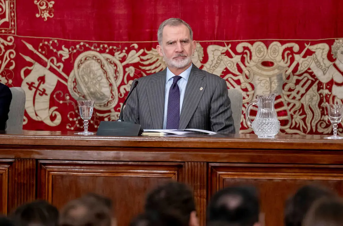 El Rey Felipe VI durante la entrega de los despachos de secretario de embajada a la LXXVII promoci&oacute;n de la carrera diplom&aacute;tica, en la Escuela Diplom&aacute;tica, a 26 de febrero de 2026, en Madrid (Espa&ntilde;a).
