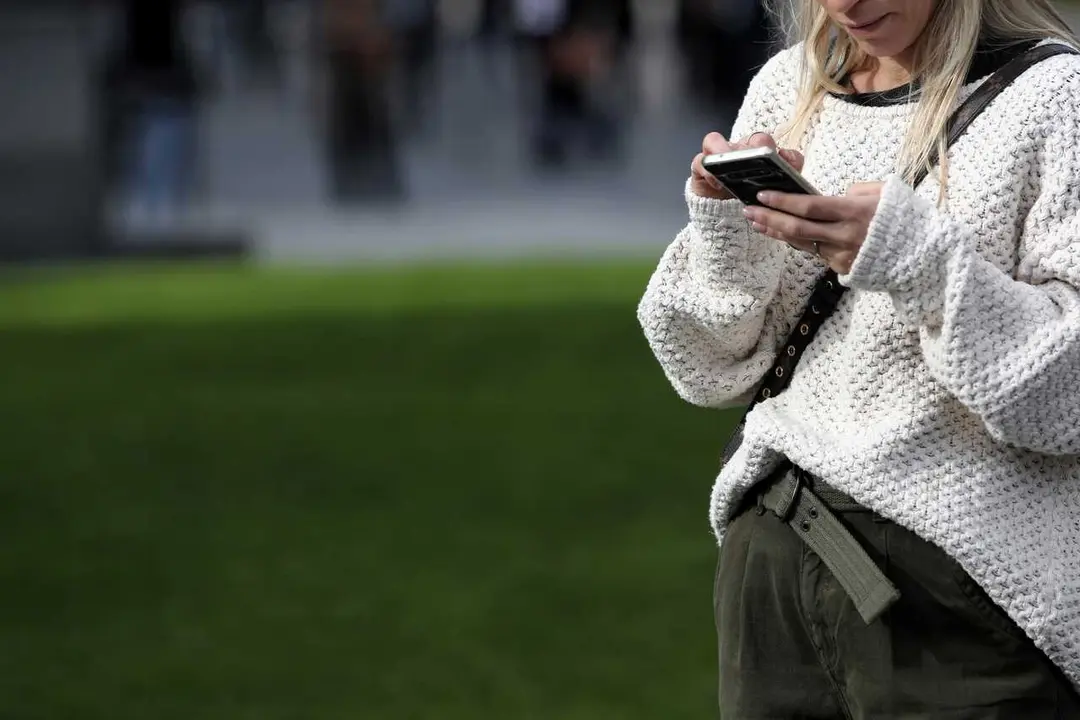 Archivo - Una mujer utiliza su m&oacute;vil, en Madrid a 18 de noviembre de 2019.