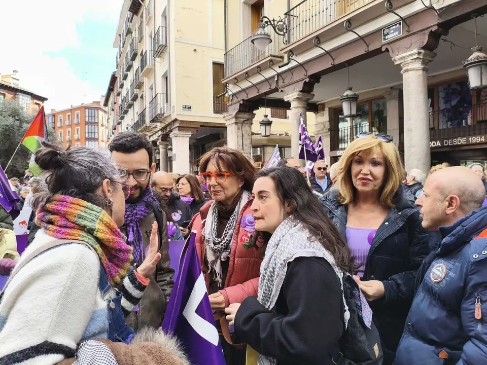 La secretaria LGTBIQA+ de Podemos, Mar Cambroll&eacute;, y la responsable de Feminismo del partido, Sandra San Jos&eacute;, atienden a la prensa antes de comenzar la manifestaci&oacute;n por el 8M en Valladolid