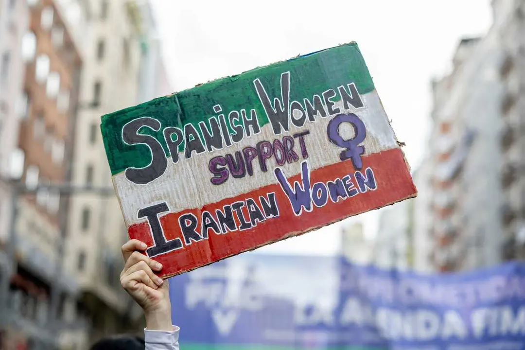 Persona porta pancarta con lema 'Spanish Women support Iranian women' durante la manifestaci&oacute;n organizada por el Movimiento Feminista de Madrid por el 8M, a 8 de marzo de 2026, en Madrid (Espa&ntilde;a).