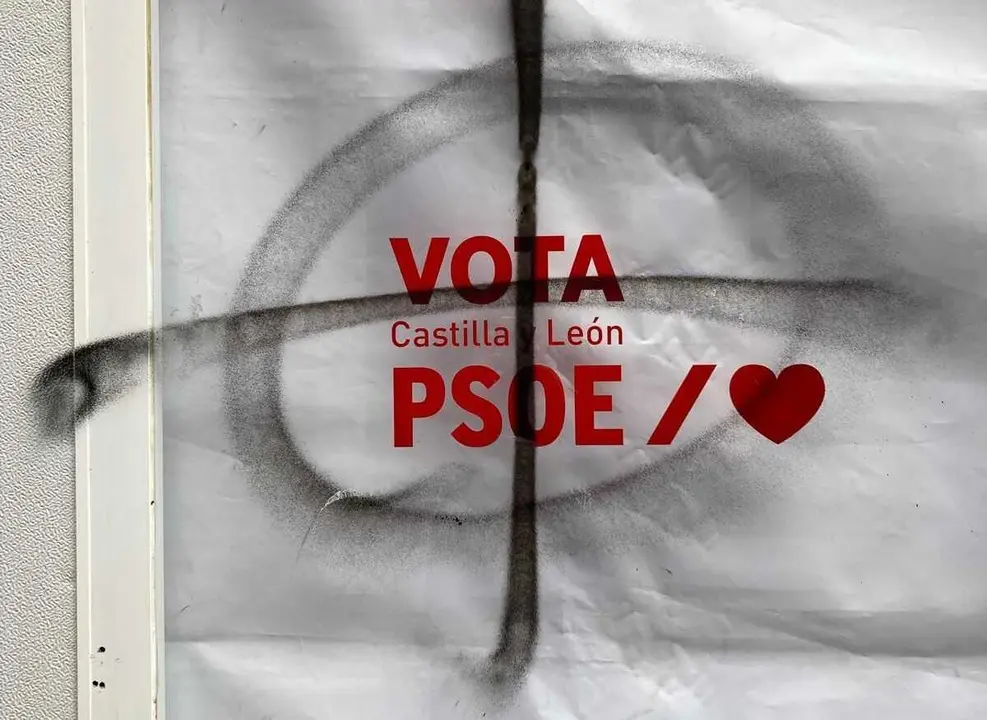 Imagen de una de las pintadas en la caseta electoral del PSOE en Valladolid.