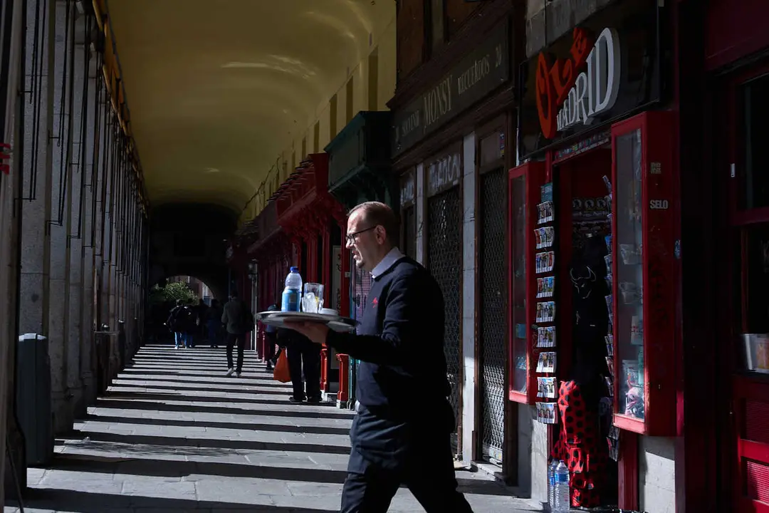 Archivo - Un camarero durante su jornada laboral