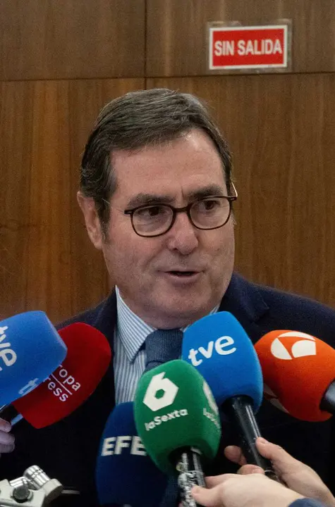 El presidente de la CEOE, Antonio Garamendi, atiende a los medios de comunicaci&oacute;n durante el 'II ESG Leaders&rsquo; Summit organizado por Deloitte