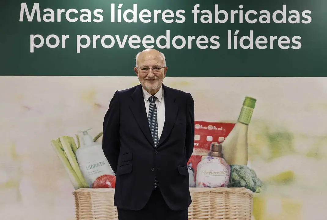 Archivo - El presidente de Mercadona, Juan Roig, posa tras una rueda de prensa para informar sobre los datos econ&oacute;micos de Mercadona en 2024 y sus previsiones para 2025, en Jarrods, a 11 de marzo de 2025, en Paterna, Valencia, Comunidad Valenciana (Espa&ntilde;a