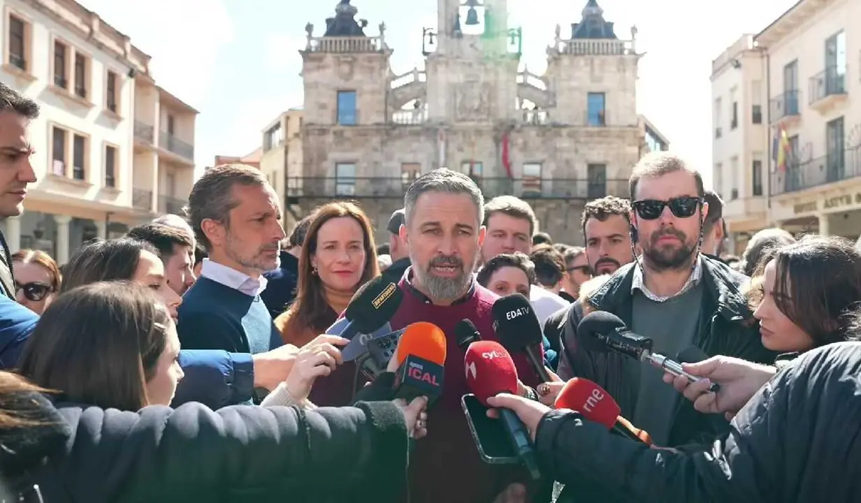 El presidente de Vox, Santiago Abascal, comparece ante los medios en Astorga (Le&oacute;n) en un acto de campa&ntilde;a electoral.