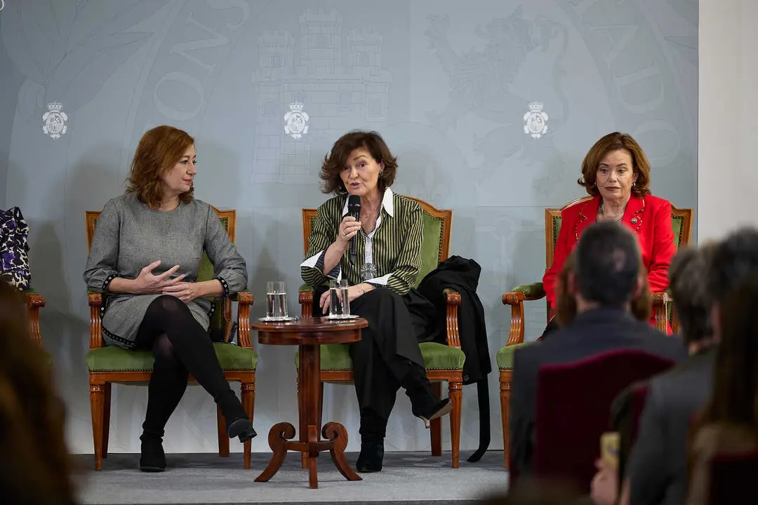 La presidenta del Consejo de Estado, Carmen Calvo; la presidenta del Congreso de los Diputados, Francina Armengol; y la vicepresidenta del Tribunal Constitucional, Inmaculada Montalb&aacute;n; participan en un coloquio con motivo del 8M