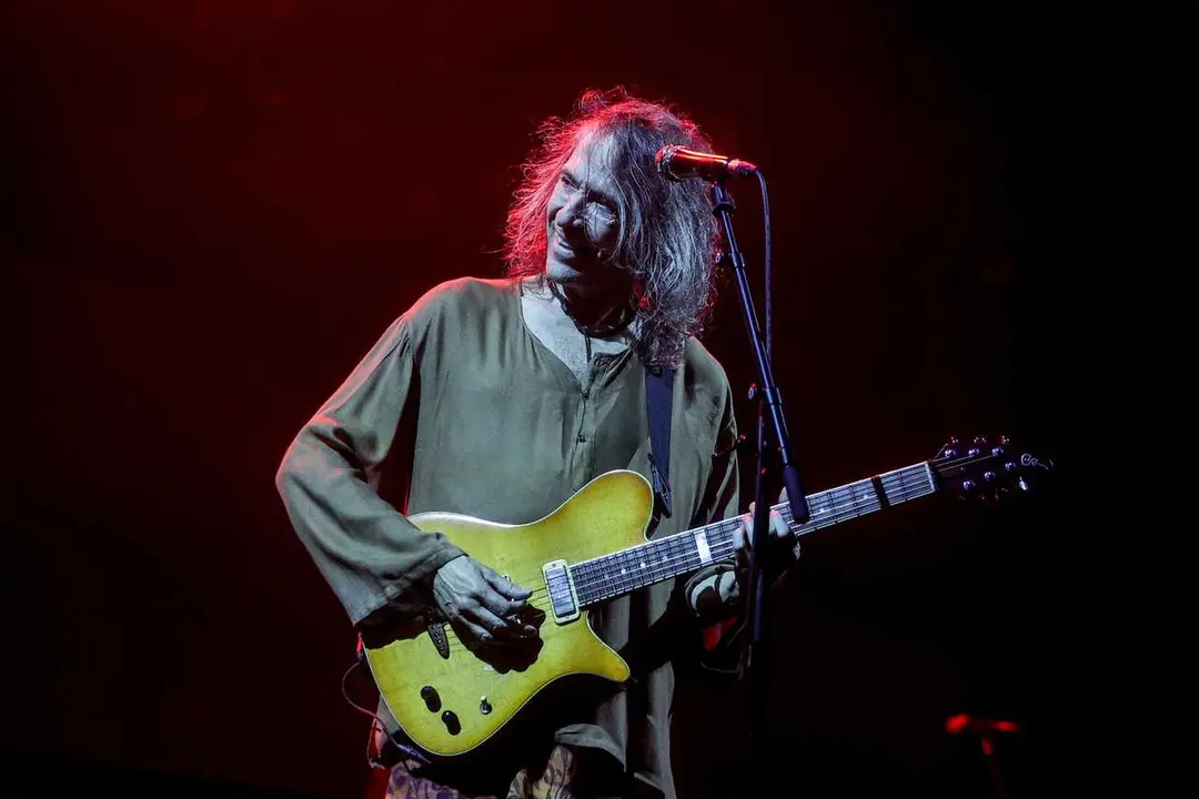 Archivo - El cantante Roberto Iniesta, 'Robe', durante un concierto en el Auditorio Miguel R&iacute;os, a 25 de mayo de 2024, en Rivas-Vaciamadrid, Madrid (Espa&ntilde;a). Robe Iniesta es compositor, m&uacute;sico, poeta y escritor, conocido por ser el fundador en 1987 y cant