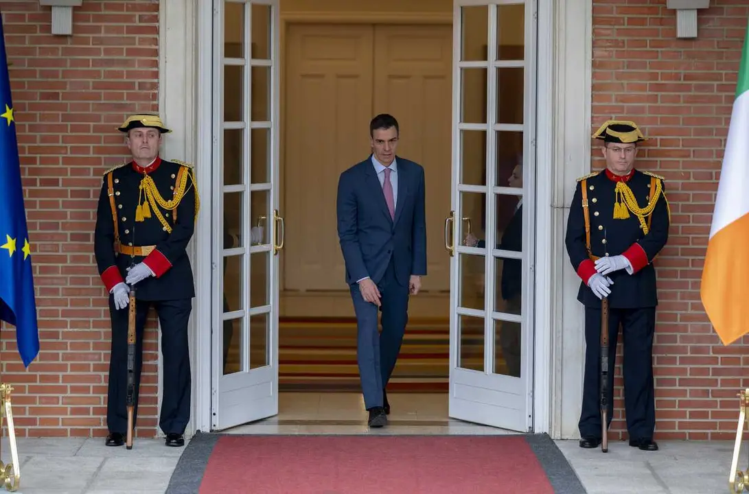 El presidente del Gobierno, Pedro S&aacute;nchez, antes de recibir al primer ministro de Irlanda, Miche&aacute;l Martin, en el complejo de la Moncloa, a 10 de marzo de 2026, en Madrid (Espa&ntilde;a). 