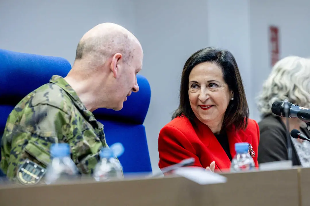 La ministra de Defensa, Margarita Robles, en su visita al MOPS en la base de Retamares en Pozuelo de Alarc&oacute;n (Madrid)