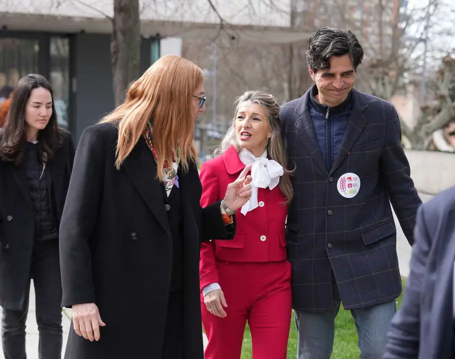 El candidato de IU-Sumar-Verdes Equo a la Presidencia de la Junta, Juan Gasc&oacute;n, la vicepresidenta segunda del Gobierno y ministra de Trabajo y Econom&iacute;a Social, Yolanda D&iacute;az,durante un encuentro con comit&eacute;s de empresas en situaci&oacute;n de ERE o deslocalizaci&oacute;n