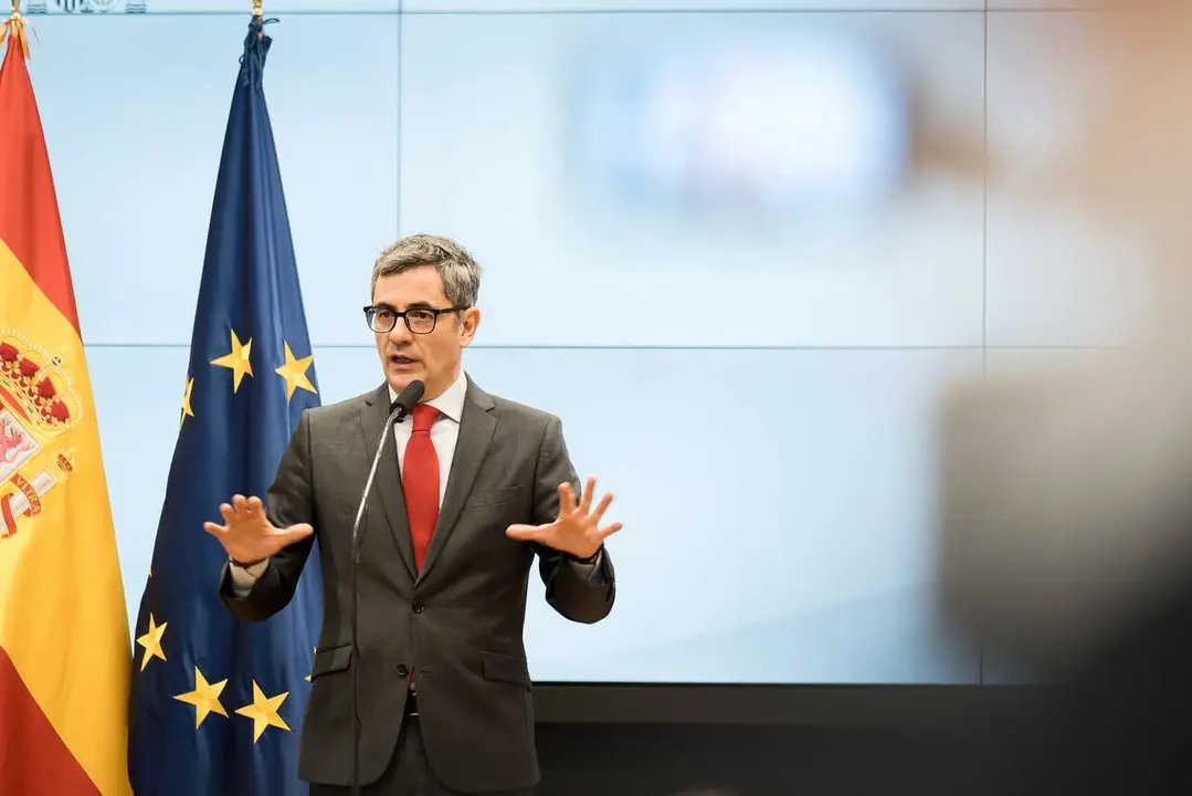 El ministro de Presidencia, Justicia y Relaciones con las Cortes, F&eacute;lix Bola&ntilde;os, atiende a los medios de comunicaci&oacute;n tras reunirse con la fiscal general del Estado, Teresa Peramato.