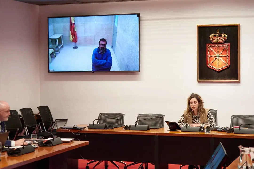 La presidenta de la comisi&oacute;n, Irati Jim&eacute;nez (d), durante la comparecencia del ex asesor Koldo Garc&iacute;a ante la Comisi&oacute;n de Investigaci&oacute;n sobre adjudicaciones p&uacute;blicas, en el Parlamento de Navarra, a 11 de marzo de 2026, en Pamplona, Navarra (Espa&ntilde;a). Koldo 