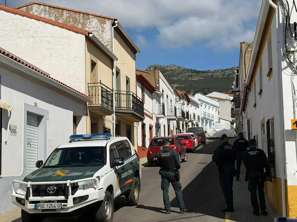 Calle de Hornachos en la que se est&aacute;n centrando lso registros de de la Guardia Civil