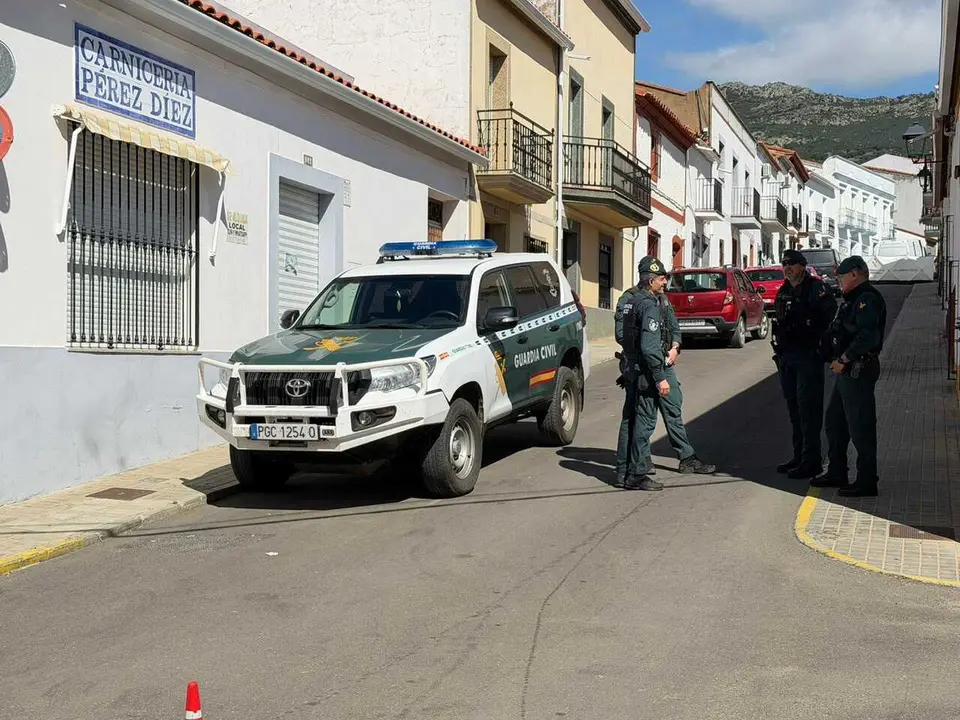 Agentes de la Guardia Civil en Hornachos