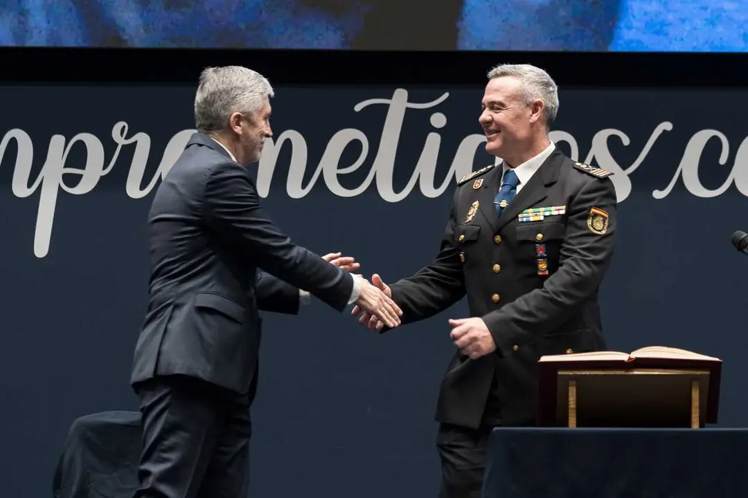 El comisario principal Jos&eacute; Luis Santaf&eacute; Arnedo (d), junto el ministro del Interior, Fernando Grande-Marlaska (i), durante su toma de posesi&oacute;n como director adjunto operativo (DAO) de la Polic&iacute;a Nacional