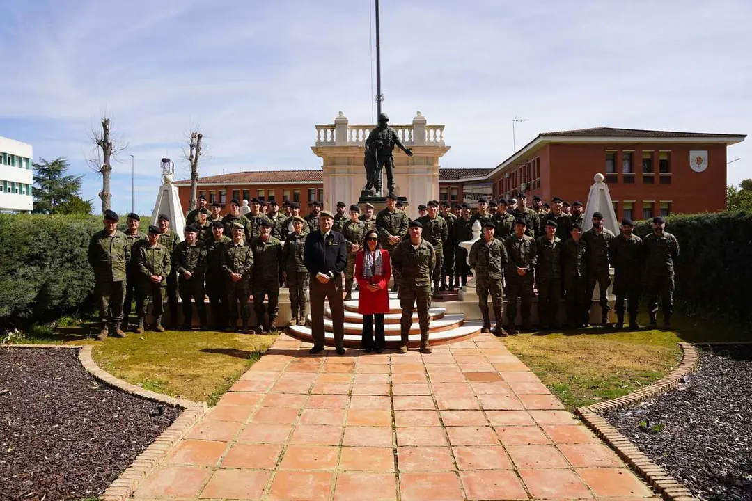 Margarita Robles (centro), durante su visita a la Brigada 'Guzm&aacute;n el Bueno' X en su base de Cerro Muriano (C&oacute;rdoba).