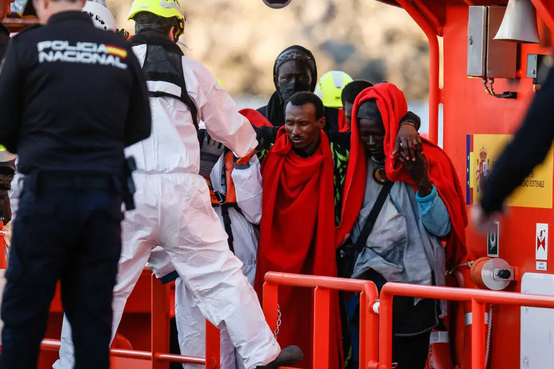 Archivo - Varios migrantes son rescatados y trasladados por Salvamento Mar&iacute;timo al puerto de Arguinegu&iacute;n, a 15 de enero de 2026, en Gran Canaria, Canarias (Espa&ntilde;a). Dos migrantes, de un total de 108 personas a bordo, han fallecido en el intento de un cayu