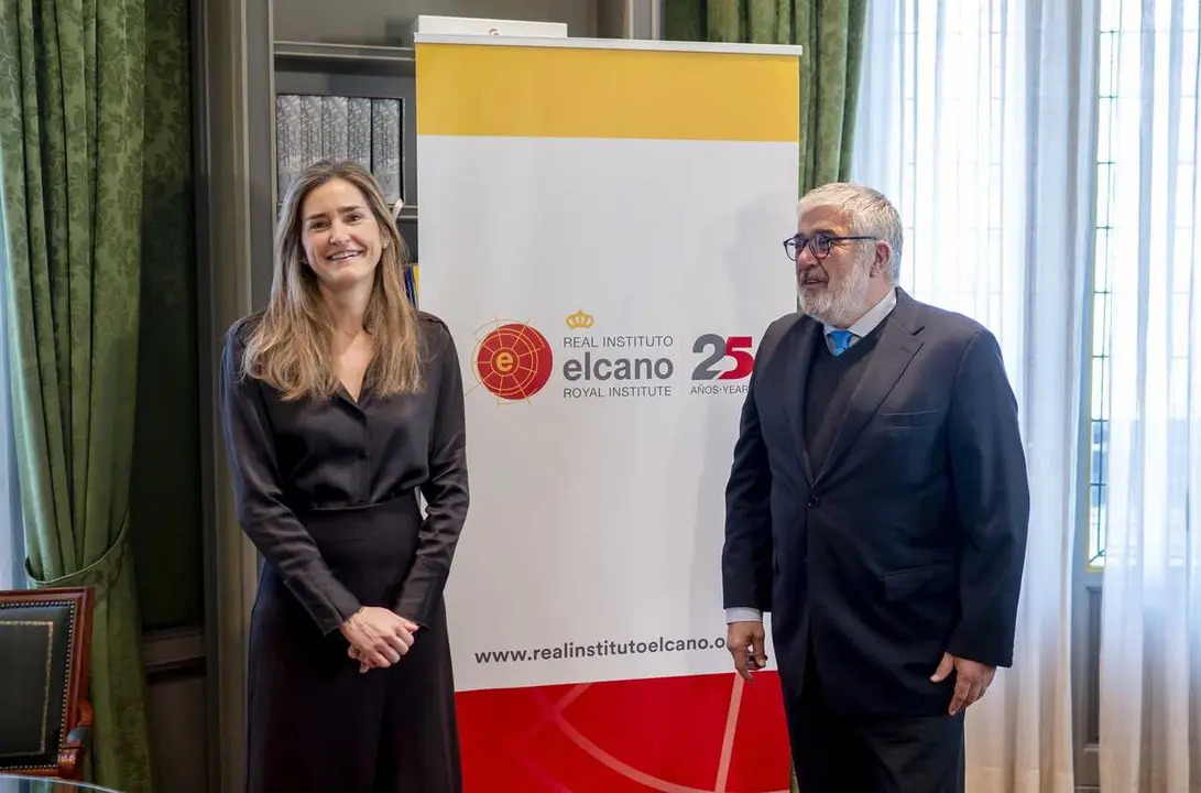 La vicepresidenta tercera y ministra para la Transici&oacute;n Ecol&oacute;gica y el Reto Demogr&aacute;fico, Sara Aagesen, y el presidente del Real Instituto Elcano, Jos&eacute; Juan Ruiz, durante una reuni&oacute;n, en el Real Instituto Elcano, a 13 de marzo de 2026, en Madrid (Espa&ntilde;a). 