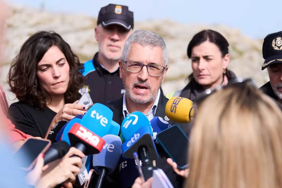 El secretario de Estado de Medio Ambiente, Hugo Mor&aacute;n, atiende a los medios durante las tareas de rescate en la playa de El Bocal, a 4 de marzo de 2026, en Santander, Cantabria (Espa&ntilde;a).
