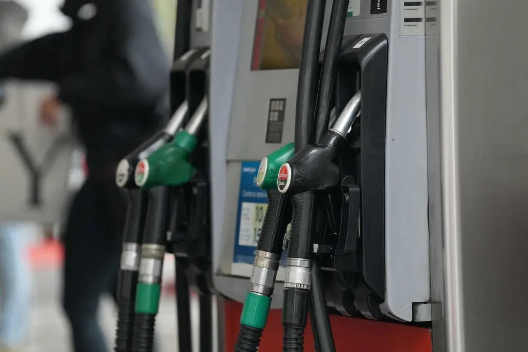Una persona echa combustible, a 4 de marzo de 2026, en Barcelona, Catalunya (Espa&ntilde;a). El repunte del precio del petr&oacute;leo (crudo Brent) tras la escalada de tensi&oacute;n y nuevos ataques en Oriente Pr&oacute;ximo est&aacute; traslad&aacute;ndose a los carburantes. Las estimaciones a