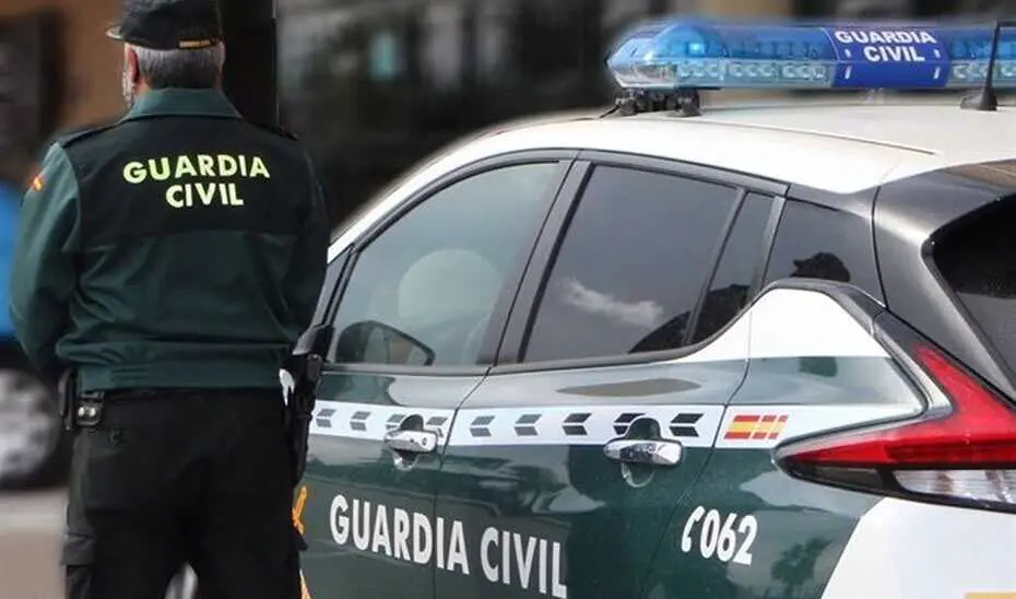 21/05/2025 Archivo - Un agente de la Guardia Civil, de espaldas, de pie junto a un veh&iacute;culo oficial.
POLITICA ANDALUC&Iacute;A ESPA&Ntilde;A EUROPA ALMER&Iacute;A SOCIEDAD
GUARDIA CIVIL