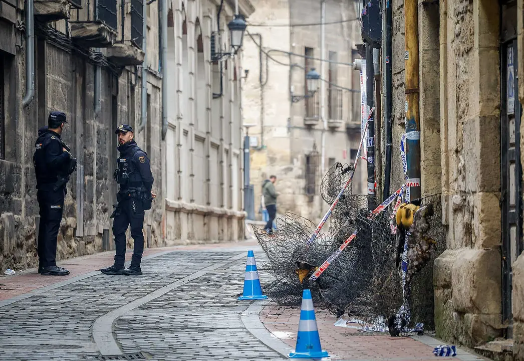 Dos agentes custodian la entrada del edificio en el que se ha producido el incendio, a 11 de marzo de 2026, en Miranda de Ebro, Burgos, Castilla y Le&oacute;n (Espa&ntilde;a).