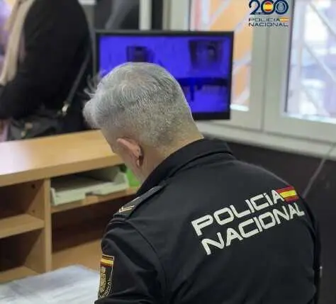 Archivo - Agente de la Polic&iacute;a Nacional en Melilla.