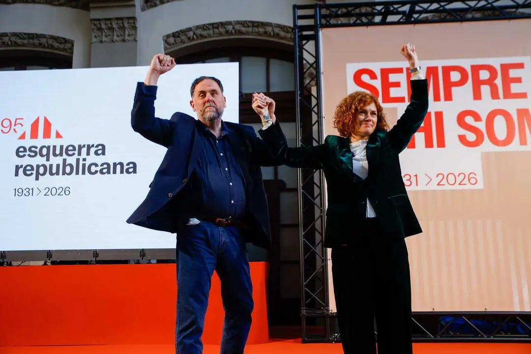 El presidente de ERC, Oriol Junqueras, y la sceretaria general de la formaci&oacute;n, Elisenda Alamany, durante el acto de los 95 a&ntilde;os de ERC
