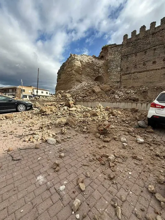 Cascotes del castillo de Escalona tras el derrumbe de la torre.