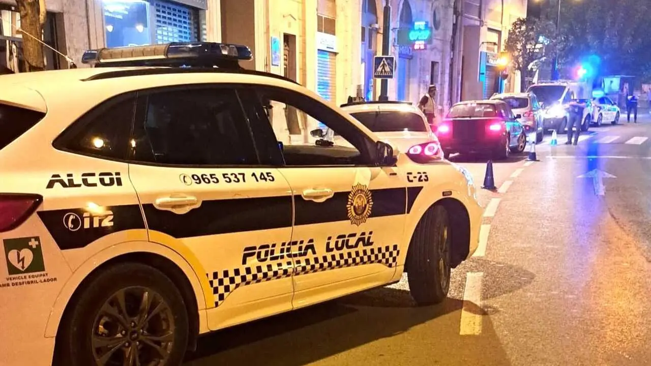 Archivo - Coche de la Polic&iacute;a Local de Alcoi (Alicante)