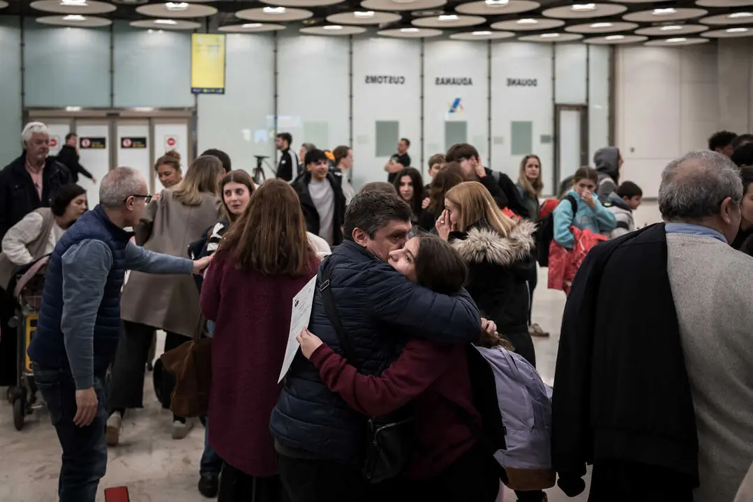 Los primeros espa&ntilde;oles evacuados de Oriente Pr&oacute;ximo llegan a la Terminal T4 del Aeropuerto Adolfo Su&aacute;rez Madrid-Barajas, a 3 de marzo de 2026.