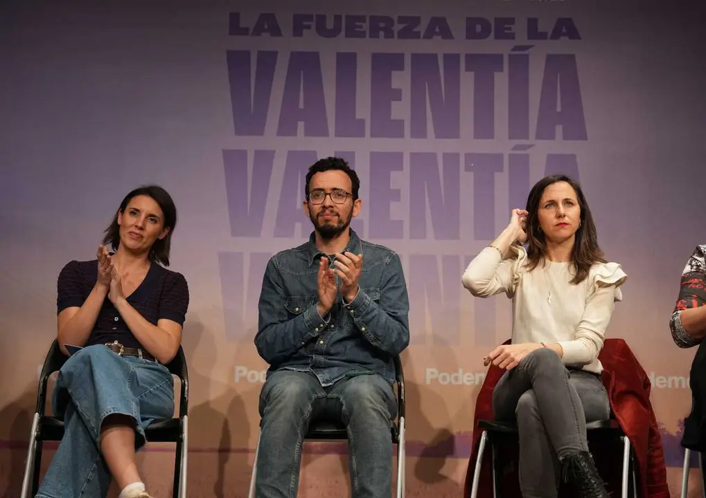 (I-D) La secretaria pol&iacute;tica de Podemos y eurodiputada, Irene Montero; el candidato de Podemos a la Presidencia de la Junta de Castilla y Le&oacute;n, Miguel &Aacute;ngel Llamas y la secretaria general de Podemos, Ione Belarra, durante el acto de cierre de campa&ntilde;a.