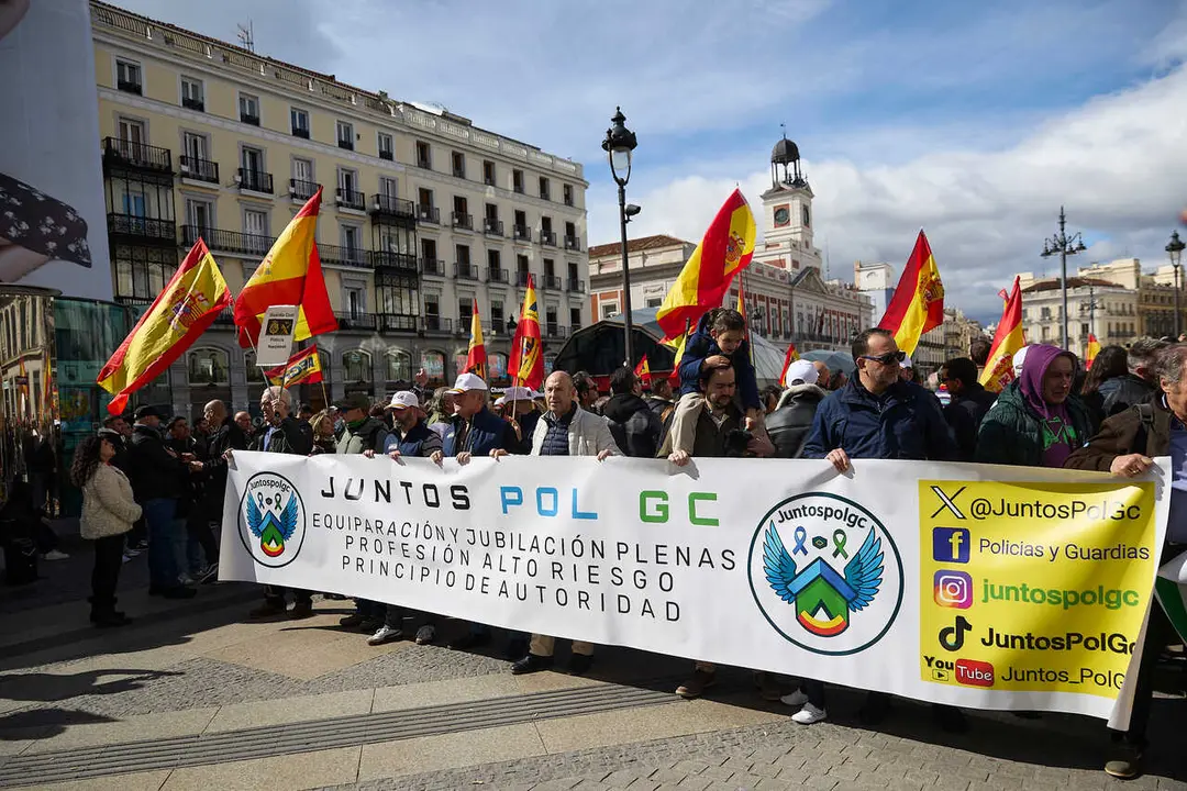Decenas de personas durante la manifestaci&oacute;n de polic&iacute;as nacionales y guardias civiles convocada por el sindicato JuntosPolGC, a 14 de marzo de 2026, en Madrid (Espa&ntilde;a). 