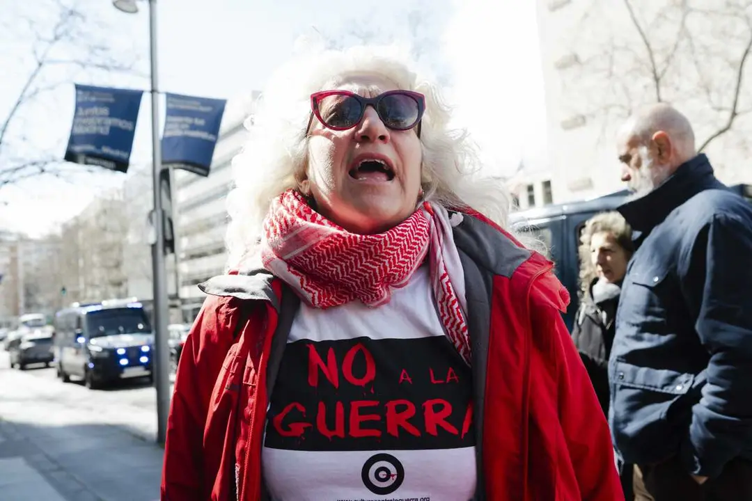 Una persona con una camiseta de 'No a la guerra' durante una manifestaci&oacute;n pacifista, a 14 de marzo de 2026, en Madrid (Espa&ntilde;a). 