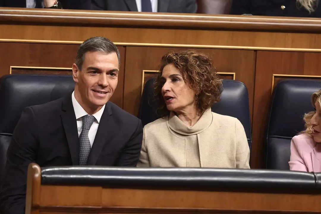 El presidente del Gobierno, Pedro S&aacute;nchez, y la vicepresidenta primera y ministra de Hacienda, Mar&iacute;a Jes&uacute;s Montero, durante el acto institucional &lsquo;Nuestra constituci&oacute;n m&aacute;s longeva&rsquo;, en el Congreso de los Diputados, a 17 de febrero de 2026, en Madrid (Espa