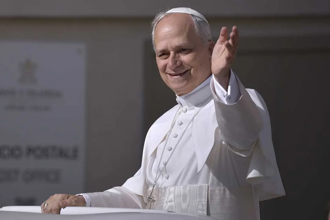 Archivo - El Papa Le&oacute;n XIV recorre la plaza de San Pedro en Papam&oacute;vil por primera vez antes de la misa de inicio de su Pontificado, a 17 de mayo de 2025, en Ciudad del Vaticano. Con esta ceremonia se marca el inicio del ministerio petrino del estadouniden